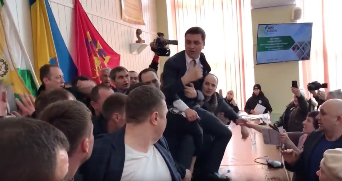 Залез на стол. Позорный дебош на сессии горсовета в Мелитополе устроил нардеп от Слуги народа (ВИДЕО)