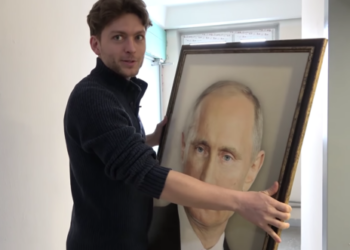 «Это худшее, что могло случиться с нашим домом». Портрет Путина повесили в лифте московской многоэтажки и записали реакцию жителей (ВИДЕО)