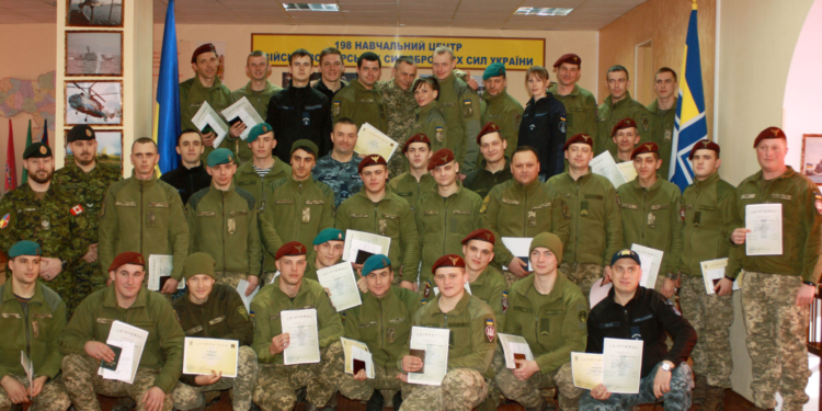 В Николаеве 38 выпускников курсов подготовки сержантского состава в центре ВМС получили заслуженные сертификаты (ФОТО)