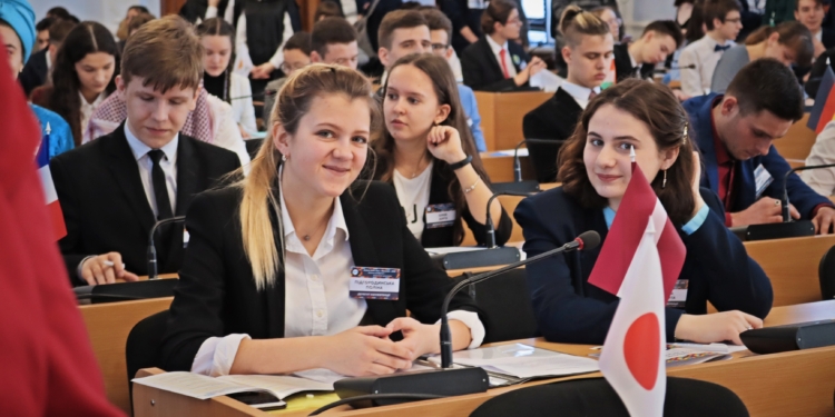 В Николаеве стартовала конференция старшеклассников «Модель ООН» (ФОТО)