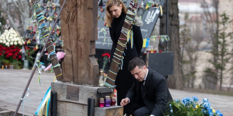 Зеленский с супругой почтили память Героев Небесной Сотни (ФОТО)