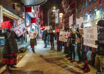 В Нью-Йорке активисты четвертый день подряд протестуют против концертов российского музыканта Бутмана, поддержавшего аннексию Крыма