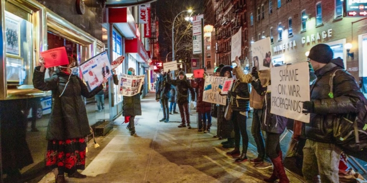 В Нью-Йорке активисты четвертый день подряд протестуют против концертов российского музыканта Бутмана, поддержавшего аннексию Крыма