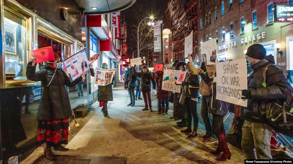 В Нью-Йорке активисты четвертый день подряд протестуют против концертов российского музыканта Бутмана, поддержавшего аннексию Крыма 1