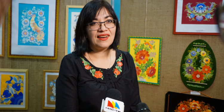 Петриківка є і на Миколаївщині. Майстриня Леся Сайковська представила 25 яскравих панно (ФОТО)