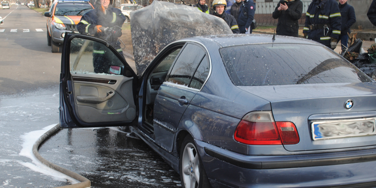 В Николаеве спасатели тушили BMW, который загорелся на ходу (ФОТО)