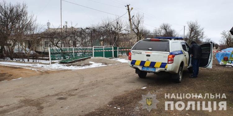 В Николаевской области местному жителю на ворота повесили боевую гранату (ФОТО)