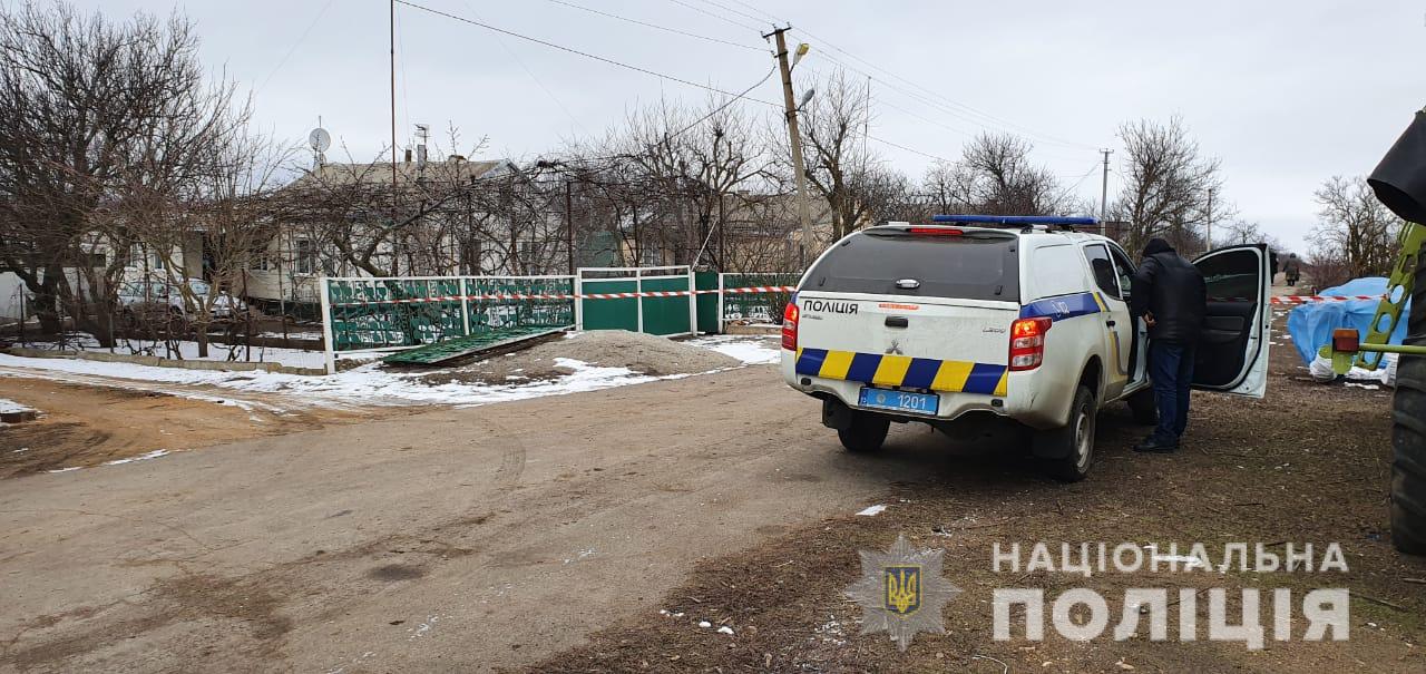 В Николаевской области местному жителю на ворота повесили боевую гранату (ФОТО)
