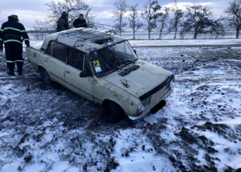 Под Николаевом спасатели помогли вытащить автомобиль из кювета (ФОТО)