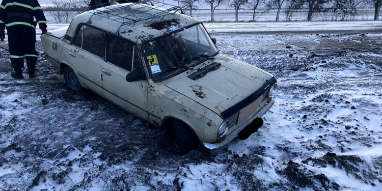 Под Николаевом спасатели помогли вытащить автомобиль из кювета (ФОТО)