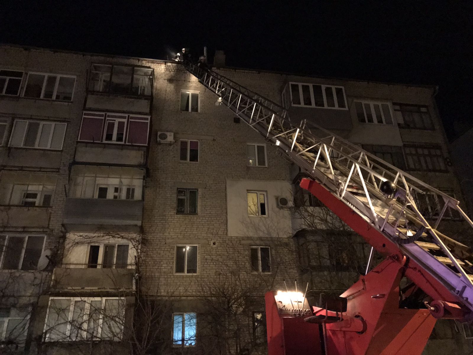 Ночью в Вознесенске горела 5-этажка (ФОТО)