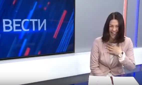 Ведущая российского телеканала расхохоталась, рассказывая о повышении соцвыплат в РФ (ВИДЕО)