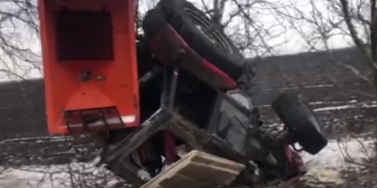 На Николаевщине после столкновения Mitsubishi и трактора «Беларусь» госпитализировали двоих человек (ВИДЕО)