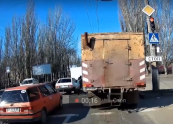 Пешеходы в Николаеве прошли через салон авто, которое остановилось на «зебре» (ВИДЕО)