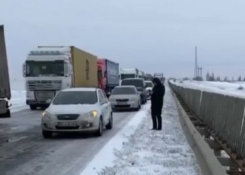 На дороге между Николаевом и Херсоном из-за погодных условий образовалась пробка (ВИДЕО)