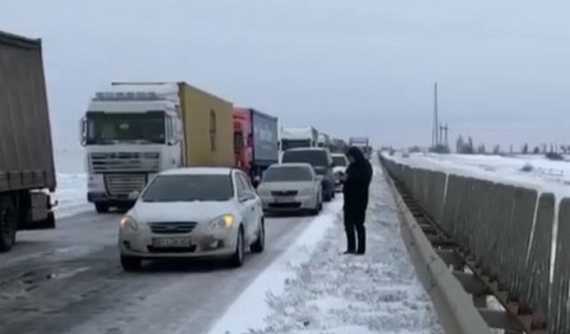 На дороге между Николаевом и Херсоном из-за погодных условий образовалась пробка (ВИДЕО)