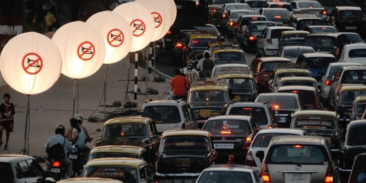 Полиция Индии придумала средство против шумных водителей — чем больше они сигналят, тем дольше ждут зеленого света (ВИДЕО)