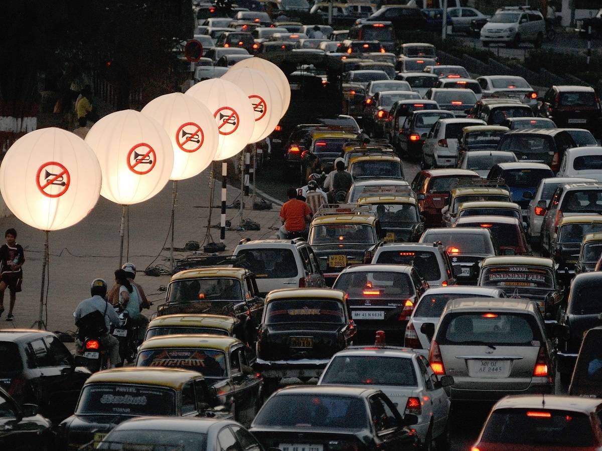 Полиция Индии придумала средство против шумных водителей — чем больше они сигналят, тем дольше ждут зеленого света (ВИДЕО)