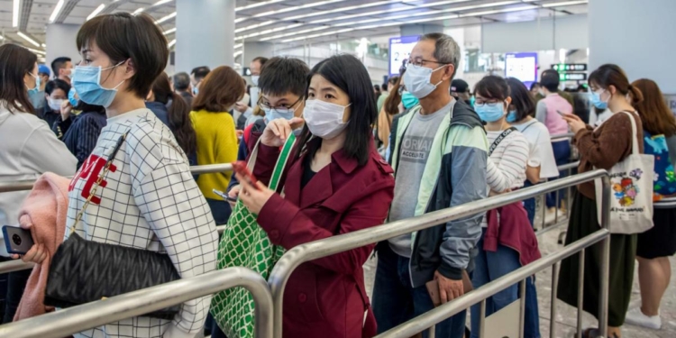 В Китае предлагают по $143 каждому, кто добровольно пройдет проверку на коронавирус