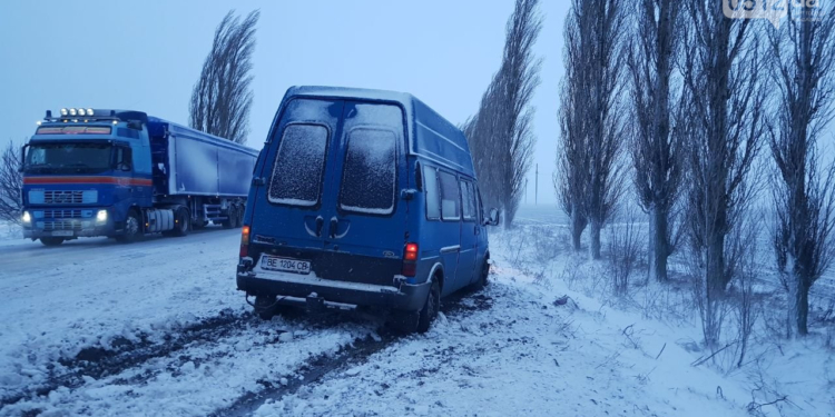 На выезде из Николаева в сторону Херсона дорога обледенела (ФОТО)