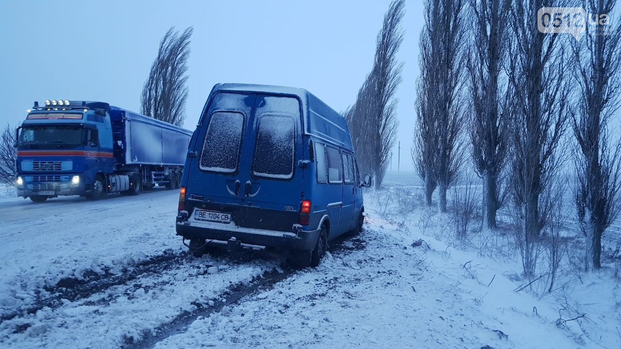 На выезде из Николаева в сторону Херсона дорога обледенела (ФОТО)