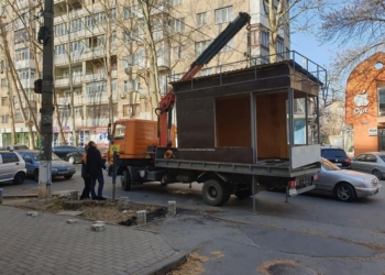 В центре Николаева  демонтировали самовольный МАФ через полдня после его появления