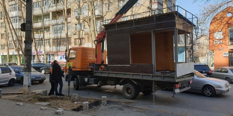 В центре Николаева  демонтировали самовольный МАФ через полдня после его появления