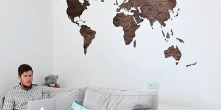 Стартап с оборотом в миллион долларов: украинцы создают уникальные карты-пазлы из дерева