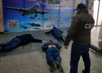 В аэропорту Херсона разоблачили таможенников на систематических взятках