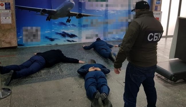 В аэропорту Херсона разоблачили таможенников на систематических взятках