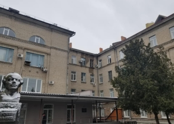 В отделении гематологии  Николаевской областной больницы потоки воды и плесень – скандальная стройфирма вскрыла крышу перед дождями (ФОТО)