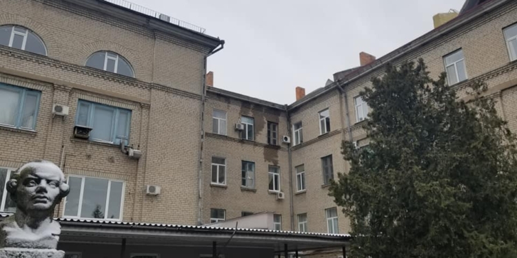 В отделении гематологии  Николаевской областной больницы потоки воды и плесень – скандальная стройфирма вскрыла крышу перед дождями (ФОТО)