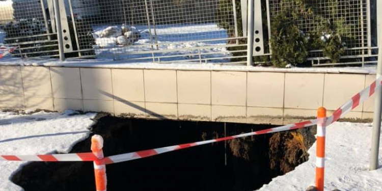 В Одессе женщина упала в трехметровый провал на тротуаре (ФОТО)