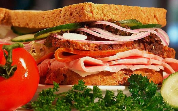 Американская компания отстранила сотрудника, который зарабатывал $1 млн: он украл на работе сэндвичи