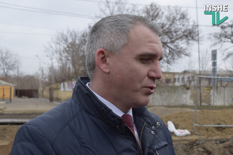 Мэр Николаева объяснил, почему ямы на Потемкинской засыпают асфальтной крошкой 1
