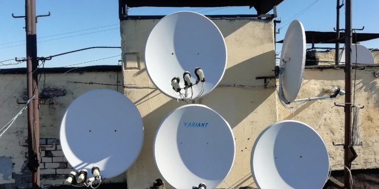 Телеканалы пообещали Зеленскому разблокировать спутниковое вещание