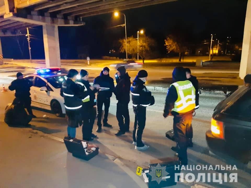 В Киеве полиция открыла стрельбу на мосту Метро, преследуя беглеца 1