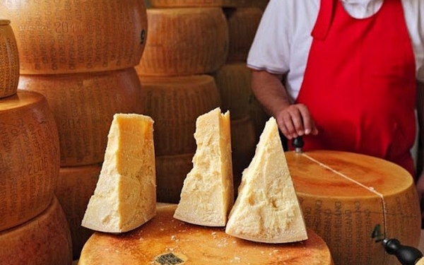 В Италии появились первые в истории учебные курсы, на которых готовят сыроделов Пармиджано Реджано