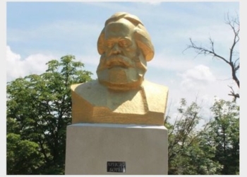 В Одесской области власти переименовали бюст Маркса, пытаясь «спасти» от деккомунизации (ФОТО)