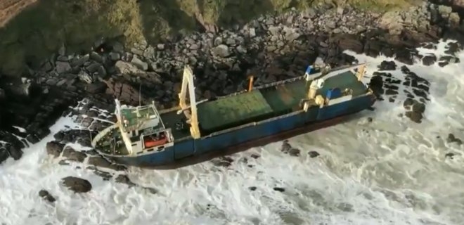 К Ирландии из-за шторма прибило огромный “корабль-призрак” (ВИДЕО)