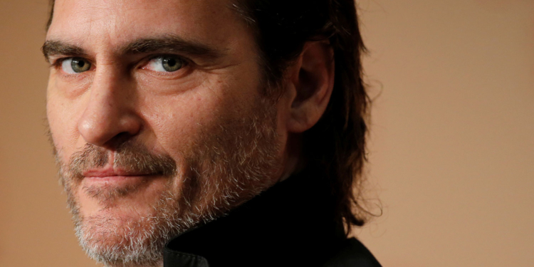 Трогательная история. Хоакин Феникс спас корову с теленком со скотобойни в Лос-Анджелесе (ВИДЕО)