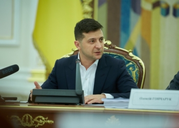 Зарплату чиновников и министров «привяжут» к средней зарплате по стране – Зеленский поддержал решение правительства