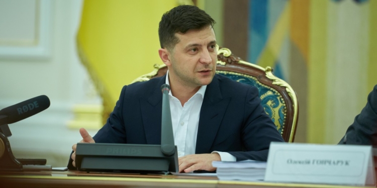 Зарплату чиновников и министров «привяжут» к средней зарплате по стране – Зеленский поддержал решение правительства