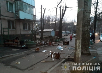 Полицейские спасли неадекватного николаевца, который бросался вещами с балкона, а позже грозился выпрыгнуть (ФОТО)