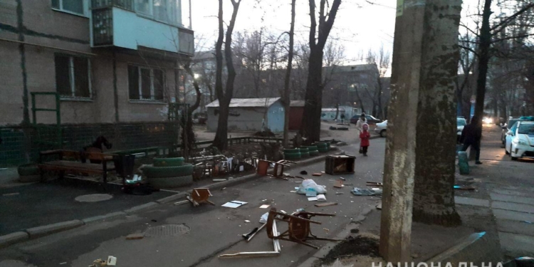 Полицейские спасли неадекватного николаевца, который бросался вещами с балкона, а позже грозился выпрыгнуть (ФОТО)