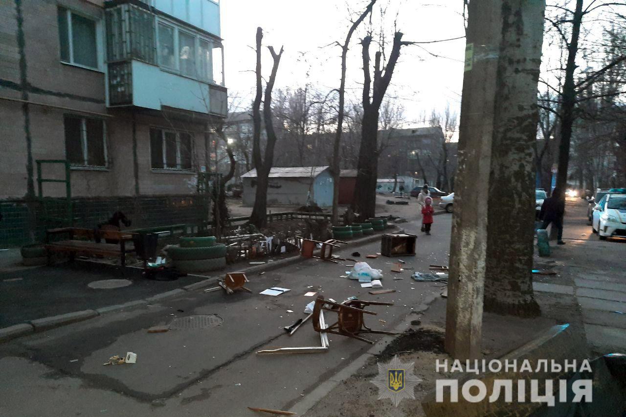 Полицейские спасли неадекватного николаевца, который бросался вещами с балкона, а позже грозился выпрыгнуть (ФОТО)