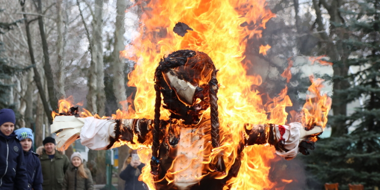 Прощай, зима! В Николаевском зоопарке сожгли чучело Мары и приветствовали приход весны (ФОТО)