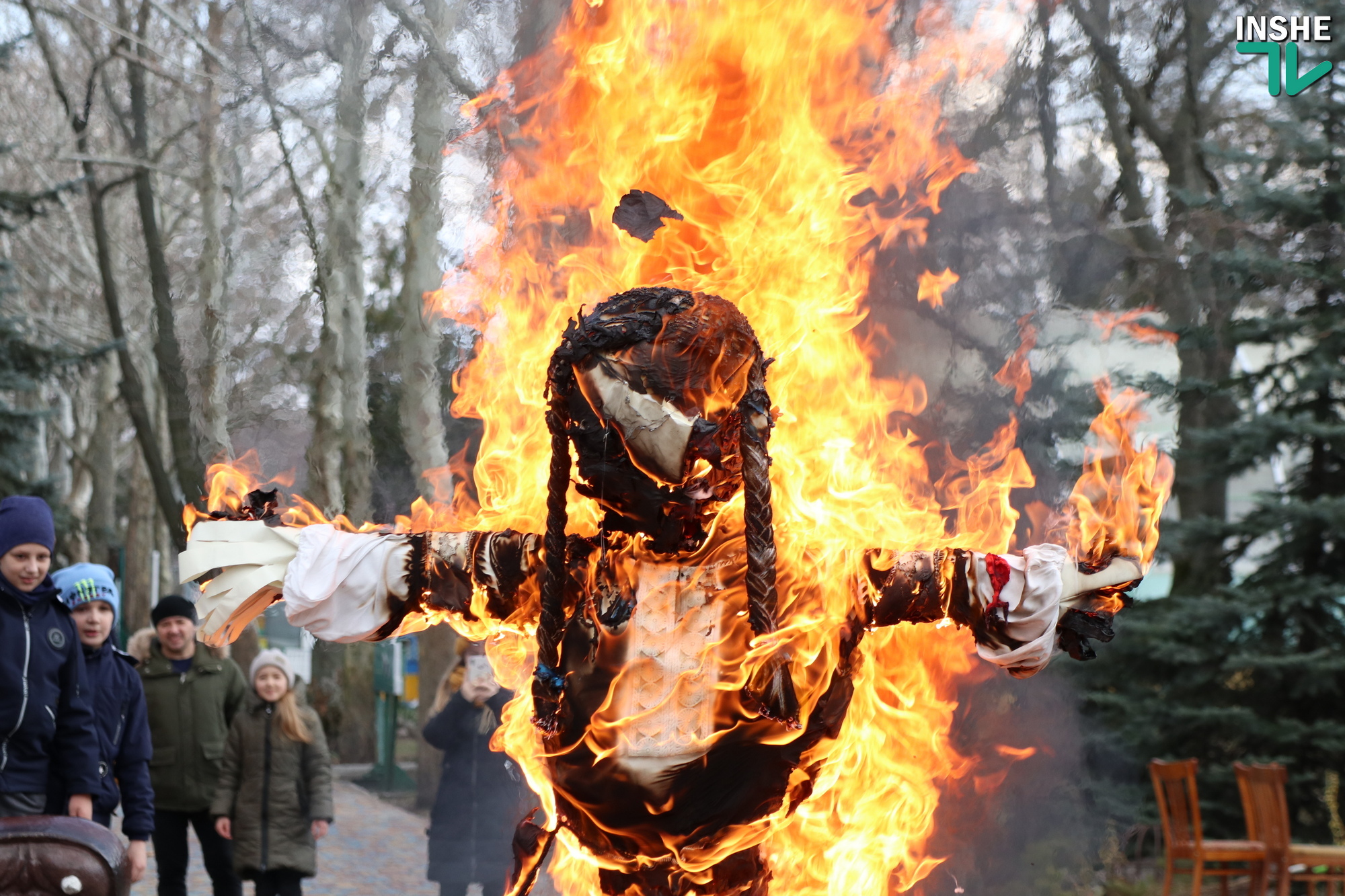 Прощай, зима! В Николаевском зоопарке сожгли чучело Мары и приветствовали приход весны (ФОТО)