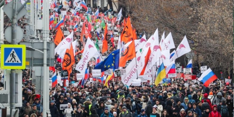 В Москве тысячи людей вышли на марш памяти Бориса Немцова (ВИДЕО)