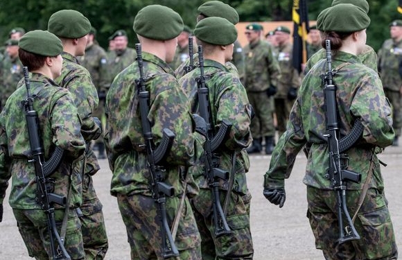 В финской армии решились на эксперимент: военнослужащих мужчин и женщин разместят в общей казарме